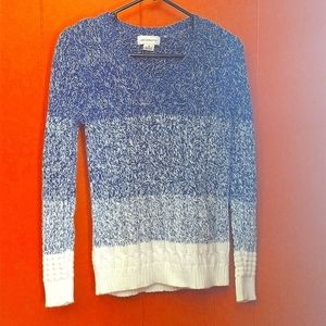Liz Claiborne v neck  m blue & white woven soft sweater.